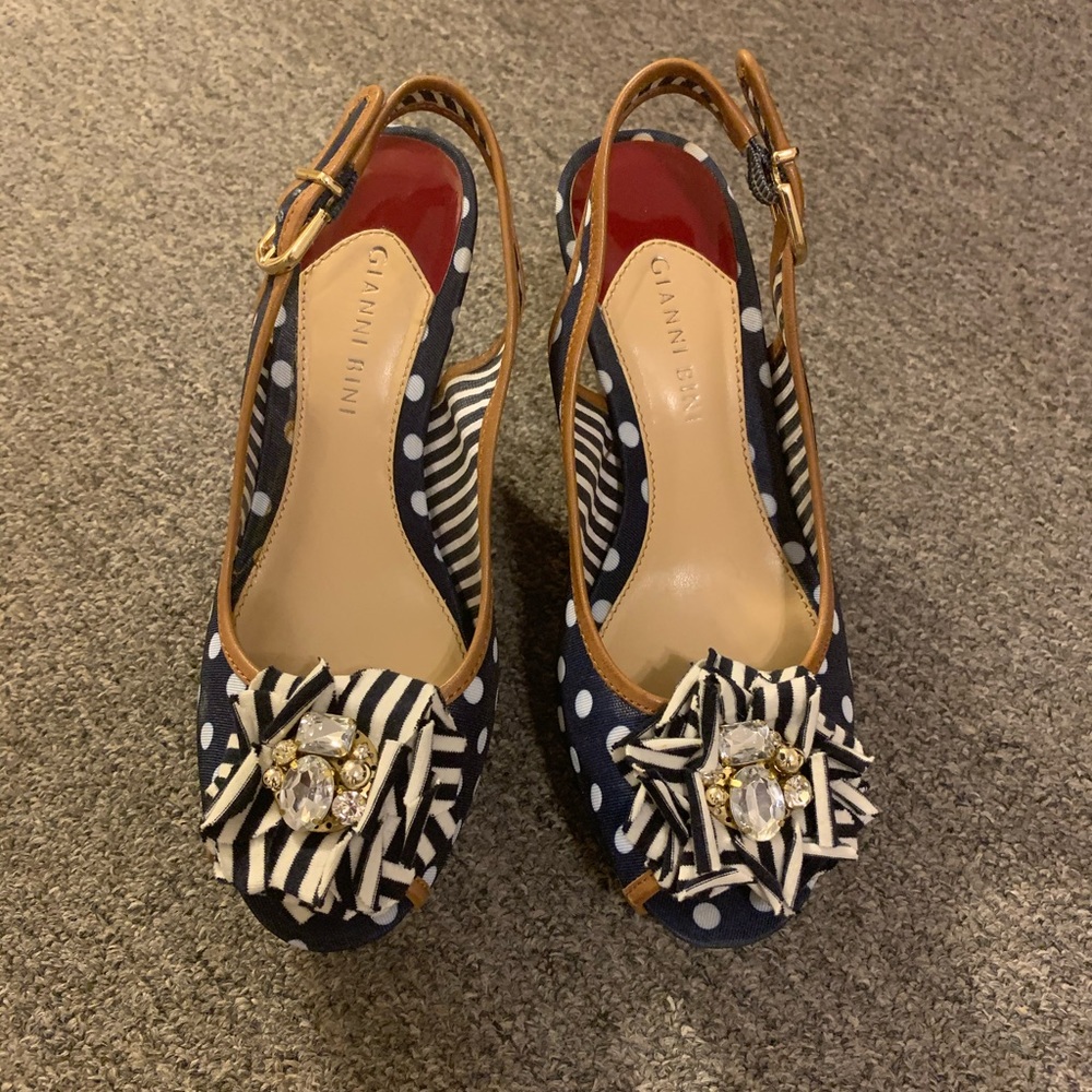 ✨NWOT✨Wedge polka dot sandals
